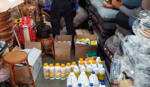 Karlovarští celníci narazili na padělky pracích prášků a rostlinných postřiků