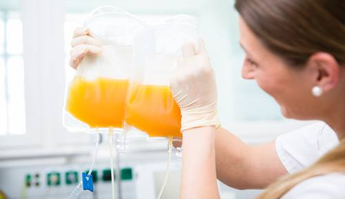 Pražské nemocnice žádají pacienty, kteří prodělali koronavirus, aby darovali krevní plazmu