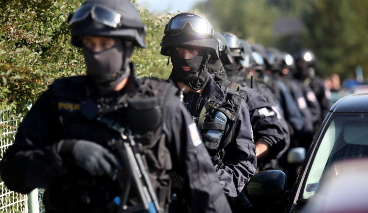 Gang pěti dealerů drog pochytala na území Karlovarského kraje zásahová jednotka