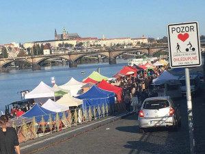 Praha doporučila zrušení trhů na náplavce. Ty se přesto konaly a dorazila spousta lidí