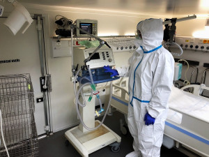 FOTO: Armáda dnes dokončila práce na záložní polní nemocnici v Letňanech