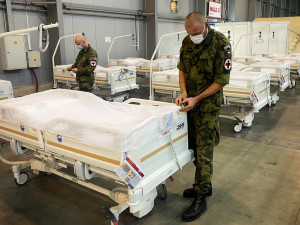 FOTO: Záložní nemocnice v Letňanech je hotová. V případě potřeby nabídne pět set lůžek pro nemocné koronavirem