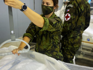 FOTO: Armáda dnes dokončila práce na záložní polní nemocnici v Letňanech