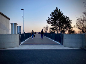 FOTO: Nová Trojská lávka v obležení. O víkendu se na ni vydali chodci, bruslaři i cyklisté