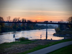 FOTO: Nová Trojská lávka v obležení. O víkendu se na ni vydali chodci, bruslaři i cyklisté
