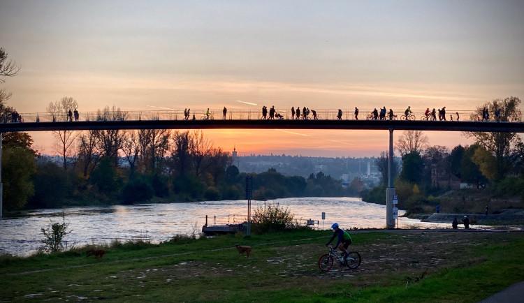 FOTO: Nová Trojská lávka v obležení. O víkendu se na ni vydali chodci, bruslaři i cyklisté