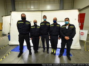 FOTO, VIDEO: Hasiči pomáhají v polní nemocnici v Letňanech