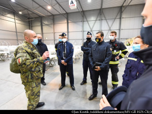 FOTO, VIDEO: Hasiči pomáhají v polní nemocnici v Letňanech