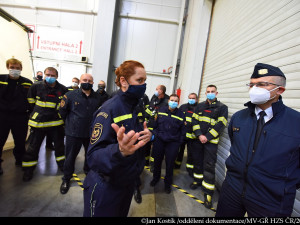FOTO, VIDEO: Hasiči pomáhají v polní nemocnici v Letňanech