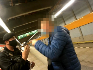 VIDEO: Strážníci zadrželi cizince, který spal ve vagonu metra a neměl roušku