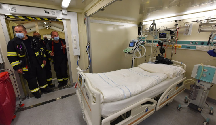 FOTO, VIDEO: Hasiči pomáhají v polní nemocnici v Letňanech