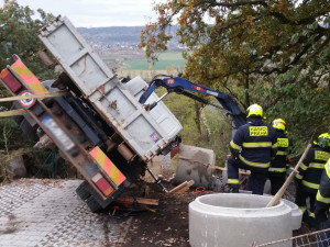 FOTO, VIDEO: Několik jednotek hasičů zasahovalo u převráceného náklaďáku. Řidiče transportoval vrtulník