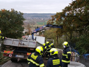 FOTO, VIDEO: Několik jednotek hasičů zasahovalo u převráceného náklaďáku. Řidiče transportoval vrtulník
