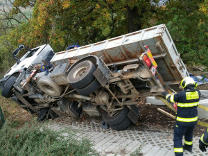 FOTO, VIDEO: Několik jednotek hasičů zasahovalo u převráceného náklaďáku. Řidiče transportoval vrtulník