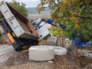 FOTO, VIDEO: Několik jednotek hasičů zasahovalo u převráceného náklaďáku. Řidiče transportoval vrtulník