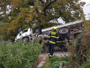 FOTO, VIDEO: Několik jednotek hasičů zasahovalo u převráceného náklaďáku. Řidiče transportoval vrtulník