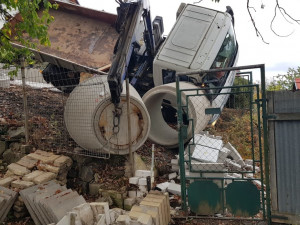 FOTO, VIDEO: Několik jednotek hasičů zasahovalo u převráceného náklaďáku. Řidiče transportoval vrtulník