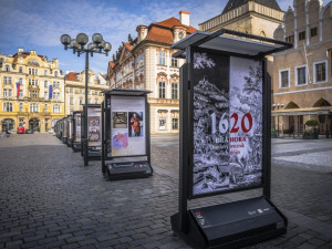 Výstava na Staroměstském náměstí připomíná 400 let od bitvy na Bílé hoře. Dostupná je také online