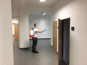 Půl hodiny péče a zničení virů na celé týdny. Česká firma zabezpečuje prostory unikátní polymerovou dezinfekcí
