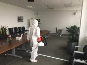 Půl hodiny péče a zničení virů na celé týdny. Česká firma zabezpečuje prostory unikátní polymerovou dezinfekcí