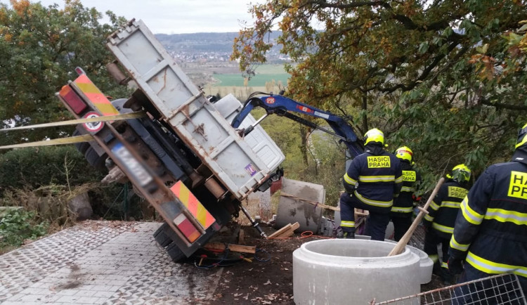 FOTO, VIDEO: Několik jednotek hasičů zasahovalo u převráceného náklaďáku. Řidiče transportoval vrtulník