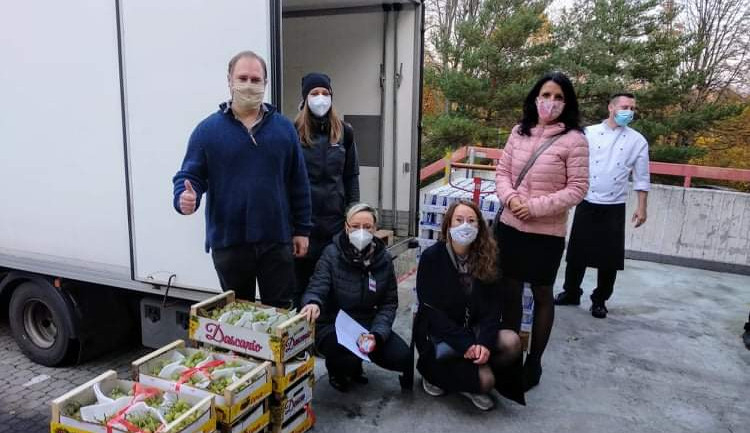 Dobrovolníci přijeli poděkovat karlovarským zdravotníkům, přivezli ovoce, jogurty, kávu a dopis