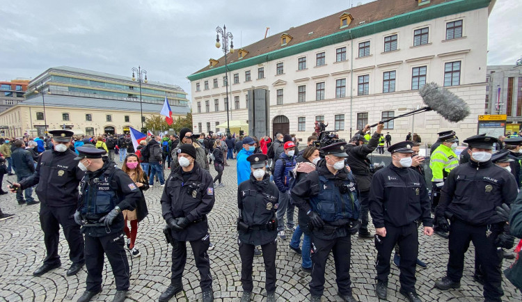FOTO, VIDEO: Protivládní protesty v Praze. Demonstranty obehnala policie