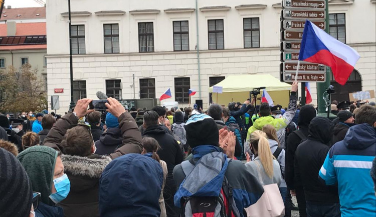 FOTOGALERIE: Vláda likviduje životy, naše práva a naši zem, znělo na demonstraci v Praze