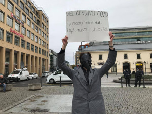 FOTO, VIDEO: První konflikty ještě před začátkem. V Praze vypukly demonstrace proti vládním opatřením