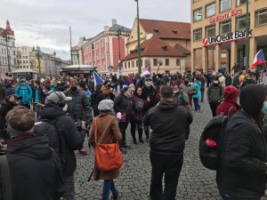 FOTO, VIDEO: První konflikty ještě před začátkem. V Praze vypukly demonstrace proti vládním opatřením