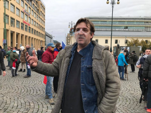 FOTO, VIDEO: První konflikty ještě před začátkem. V Praze vypukly demonstrace proti vládním opatřením