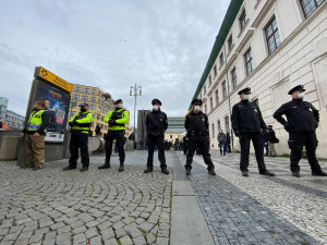FOTO, VIDEO: První konflikty ještě před začátkem. V Praze vypukly demonstrace proti vládním opatřením