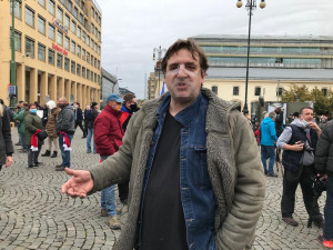 FOTO, VIDEO: Protivládní protesty v Praze. Demonstranty obehnala policie