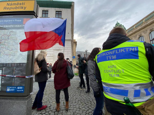 FOTO, VIDEO: Protivládní protesty v Praze. Demonstranty obehnala policie