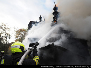 FOTO, VIDEO: Včerejší požár prakticky zničil dřevěný kostel sv. Michala ze 17. století
