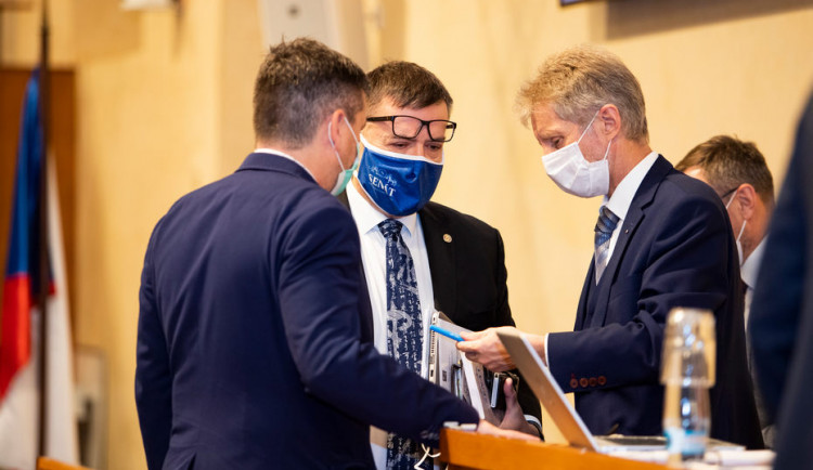 Senát dnes rozhodne o nových zákonech kvůli epidemii koronaviru