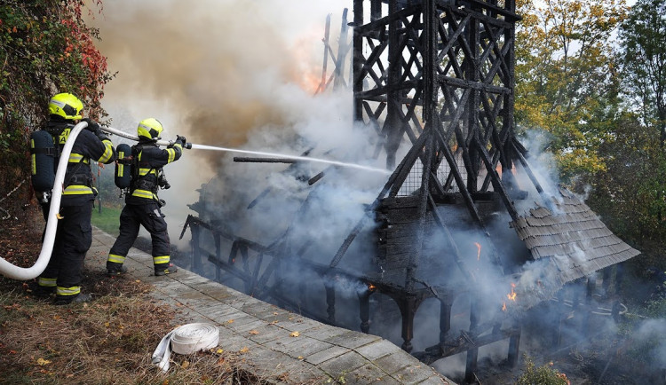 FOTO, VIDEO: Včerejší požár prakticky zničil dřevěný kostel sv. Michala ze 17. století