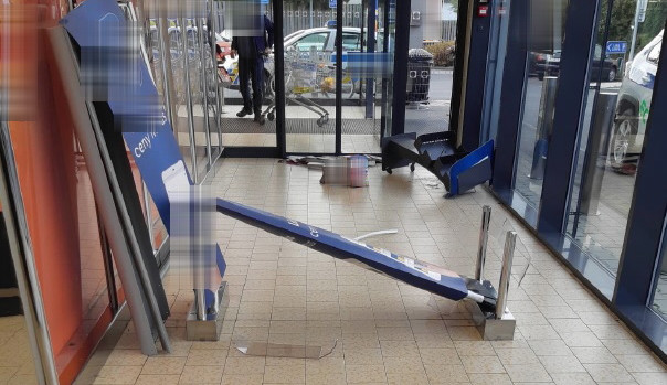 Bezpečnostní bránu v obchodě zloděj podruhé oklamat nedokázal, tak ji vzteky rozmlátil