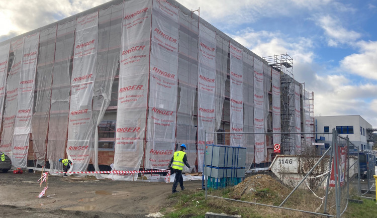 Stavbu depozitáře krajské knihovny zatím epidemie neohrozila