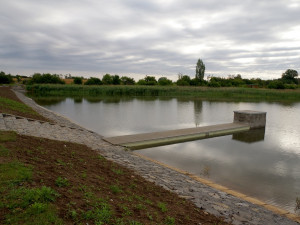 FOTO: Rybník Dolejšák na Zličíně se dočkal obnovy v celkové výši pět a půl milionu korun