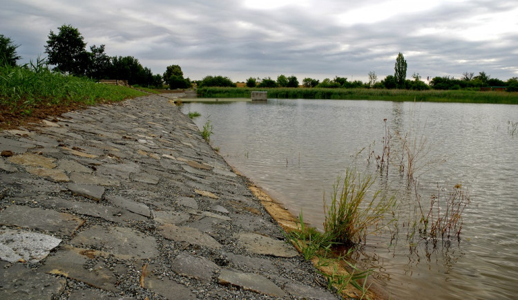FOTO: Rybník Dolejšák na Zličíně se dočkal obnovy v celkové výši pět a půl milionu korun