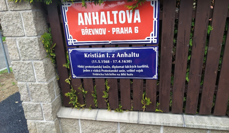 FOTO: Na Břevnově a v Ruzyni se objevily nové tabulky připomínající bělohorské události