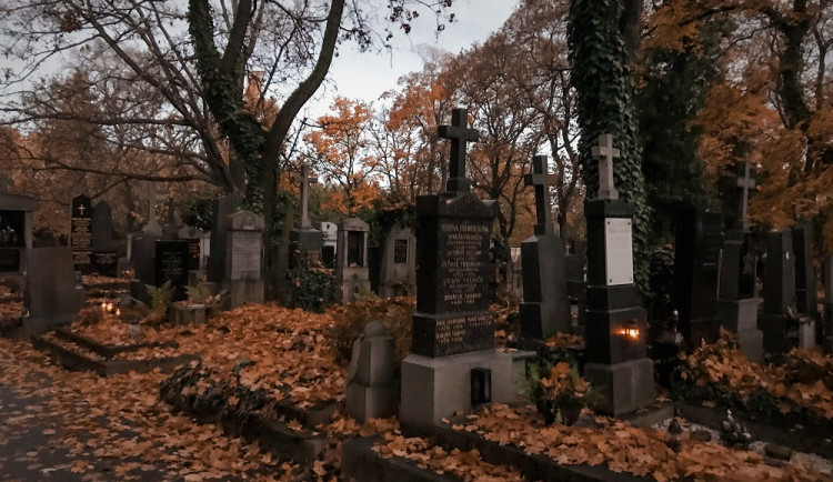 Obchody s dušičkovým zbožím dostaly výjimku a mohou prodávat i v neděli