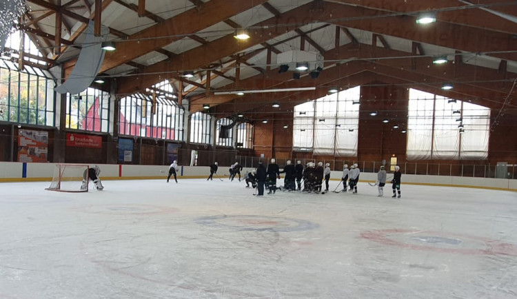 Energie jezdí trénovat do Saska, na domácím ledě to má zakázáno