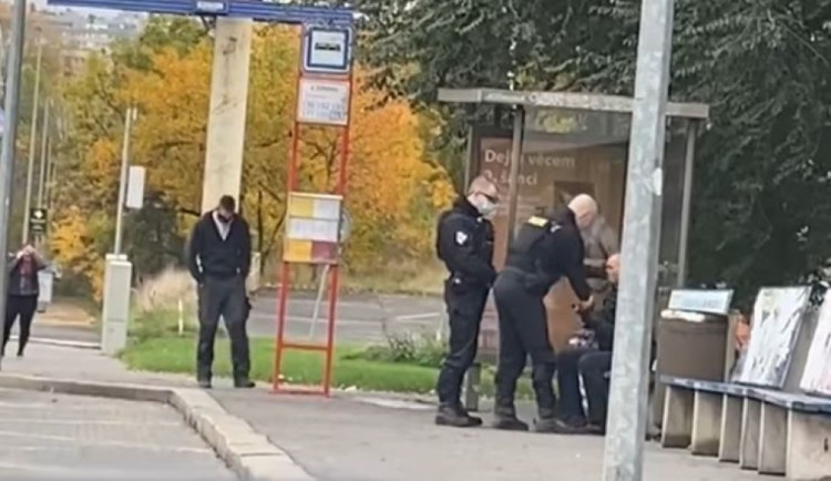 VIDEO: Policista bez roušky v Praze udeřil muže bez roušky. Nepřijatelné, řekl policejní prezident