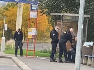 VIDEO: Policista bez roušky v Praze udeřil muže bez roušky. Nepřijatelné, řekl policejní prezident