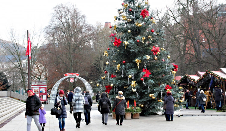 Vánoční výzdobu Karlovy Vary dostanou, slavnostní rozsvícení stromu nebude