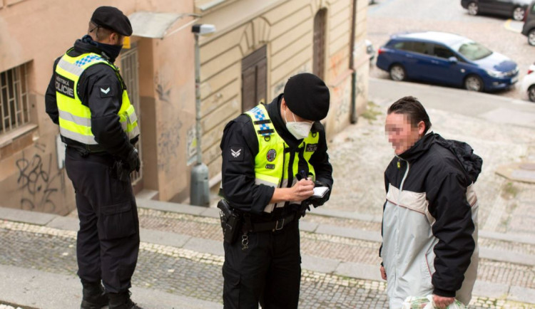 Pražští strážníci řešili v říjnu téměř 10 tisíc porušení opatření. Rozdali pokuty za 300 tisíc korun
