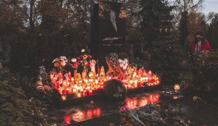 FOTO: Lidé dnes uctili Památku zesnulých. Na pražských Malvazinkách nejvíce zářil hrob Karla Gotta