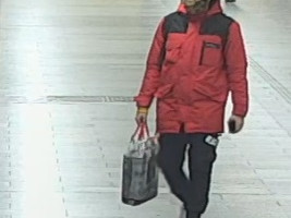 VIDEO: Útočník strčil muže pod metro. Teď po něm pátrá policie